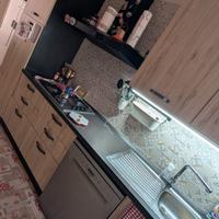 cucina con elettrodomestici 