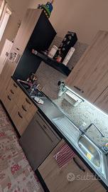 cucina con elettrodomestici 