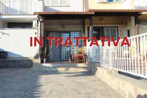 VILLA A SCHIERA A ROMA