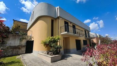 Villa bifamiliare- Zona residenziale