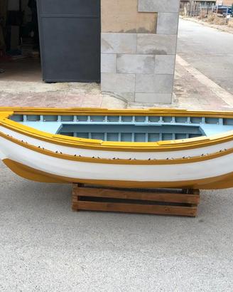 Barca in legno per esposizione