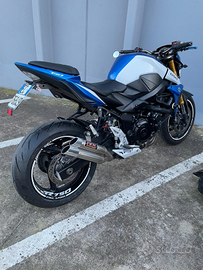 Suzuki gsr 750