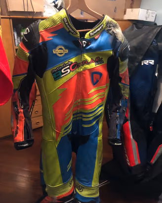 Vestiti racing tuta , casco , stivali , guanti