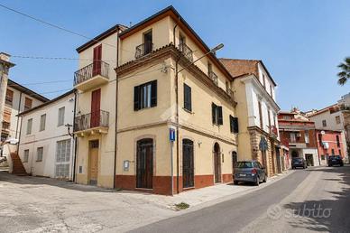 CASA SEMINDIPENDENTE A MOSCIANO SANT'ANGELO