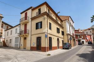 CASA SEMINDIPENDENTE A MOSCIANO SANT'ANGELO