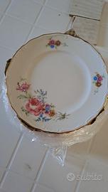 piatti con rosa con bordo dorato