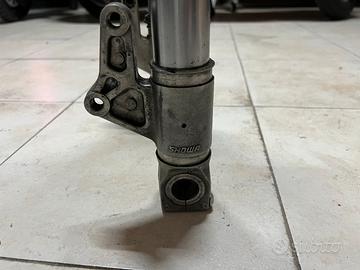 Forcella Showa a steli rovesciati