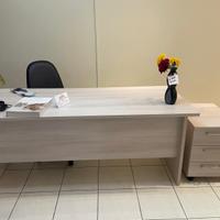 Scrivania con cassettiera e poltrona
