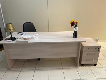 Scrivania con cassettiera e poltrona