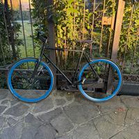 Bicicletta scatto fisso
