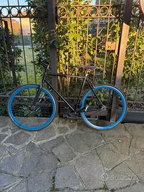 Bicicletta scatto fisso