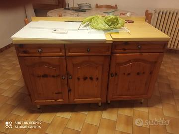 Mobili cucina con tavolo e sedie