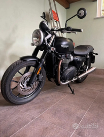 Triumph street twin
