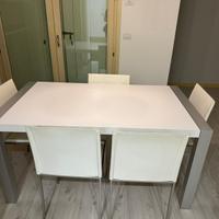 Tavolo bianco con sedie