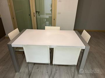 Tavolo bianco con sedie