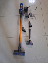 aspirapolvere dyson v8 con accessori 