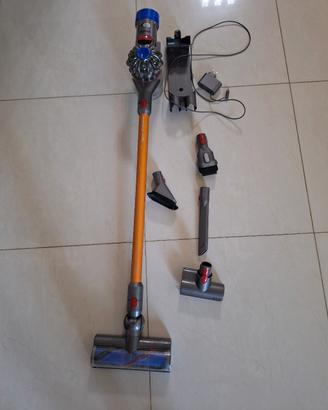 aspirapolvere dyson v8 con accessori 