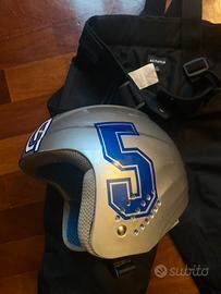 in blocco casco e pantalone da sci bambino