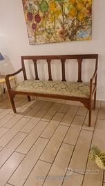 Divanetto in noce massello 