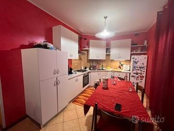 Cucina con elettrodomestici