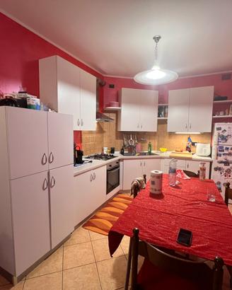 Cucina con elettrodomestici