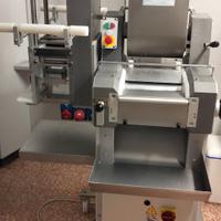 Macchina semiautomatica per pasta