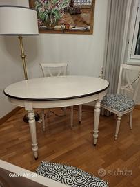 Tavolo di legno bianco allungabile