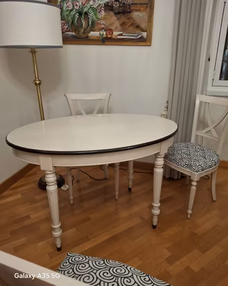 Tavolo di legno bianco allungabile