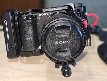 sony alpha 6500 con obiettivo e accessori 