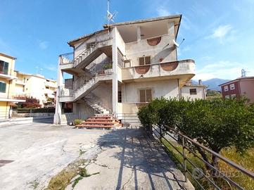 Ampio appartamento vista mare