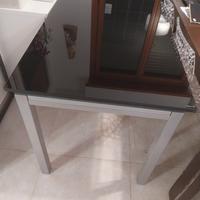 Tavolo allungabile di vetro nero