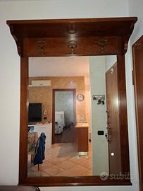 Specchiera arte povera con appendiabiti.