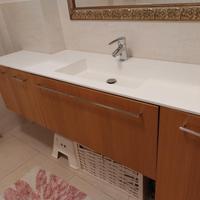Mobile bagno con piano e lavabo in corian