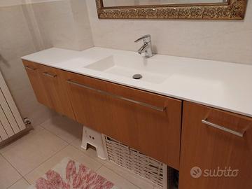 Mobile bagno con piano e lavabo in corian