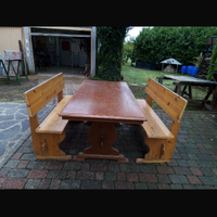 Tavolo in legno con panchine