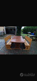Tavolo in legno con panchine