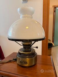 Lampada da tavolo e lampadario
