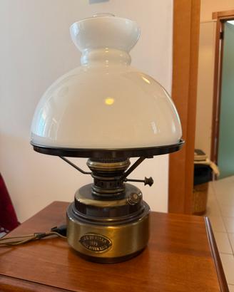 Lampada da tavolo e lampadario