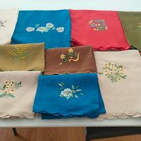 Asciugamani in lino ricamati a mano