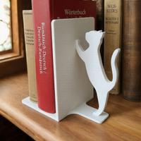 Reggilibri con gatto che si stira