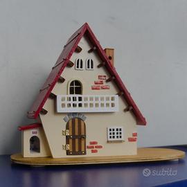 Casetta degli gnomi tutta in legno fatta a mano.
