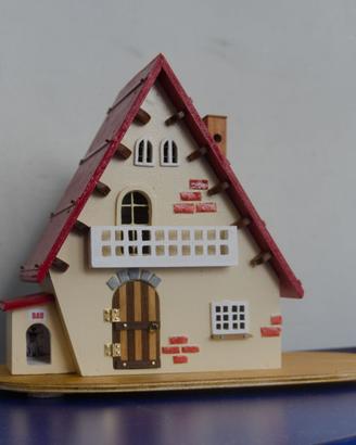 Casetta degli gnomi tutta in legno fatta a mano.