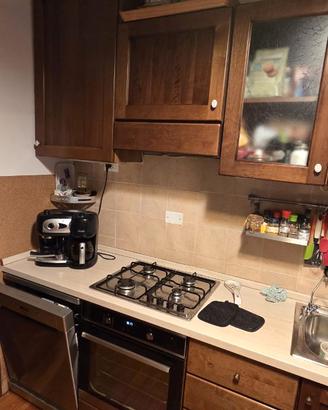 cucina completa di elettrodomestici