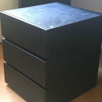 Comodino completo di mensole in legno nero