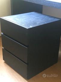 Comodino completo di mensole in legno nero