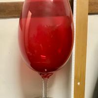 Vaso in "cristallo" rosso a forma di calice