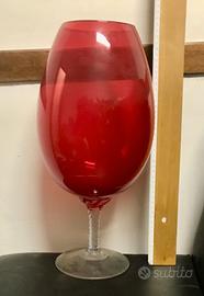 Vaso in "cristallo" rosso a forma di calice