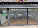 locale-su-strada-con-parcheggio-centrale