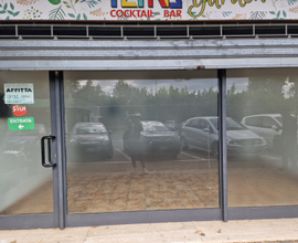 Locale su strada con parcheggio centrale