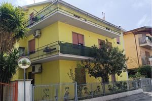 MONTESILVANO CASA SINGOLA SU STRADA PARCO